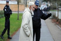 عام من الطوارئ في فرنسا.. المسلمين أكثر المتضررين