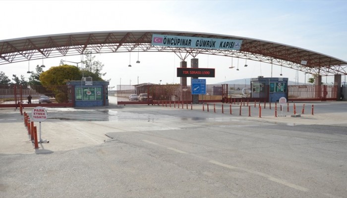 تركيا تغلق معبرا حدوديا إثر اشتباكات في الجانب السوري