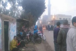 بعد مقتل مزارع على يد بلطجية.. أهالي "أشمون" يقطعون الطريق والشرطة تضرب الأهالي بالقنابل