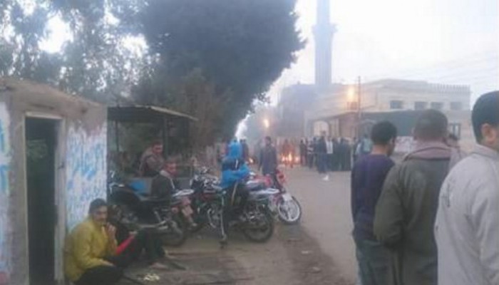 بعد مقتل مزارع على يد بلطجية.. أهالي "أشمون" يقطعون الطريق والشرطة تضرب الأهالي بالقنابل