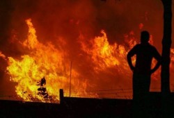 حريق هائل بمخزن في الفجالة بالقاهرة