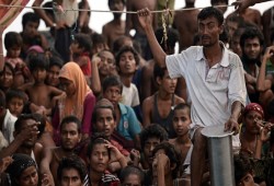 مسلمي الروهينجا يحاولون الفرار إلى بنجلاديش بسبب اضطهادهم في ميانمار