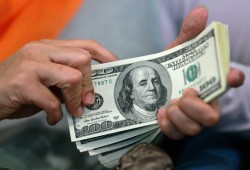 أسعار الدولار.. البنوك تشعل المنافسة لجذب الأخضر وترفع الشراء 50 قرش