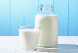 دراسة: تناول الأطفال الحليب كامل الدسم أكثر فائدة ويجعلهم أكثر نحافة