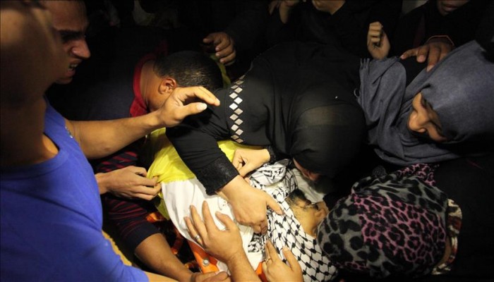 فلسطينيون يشيعون شابا قتله جيش الاحتلال على حدود غزة