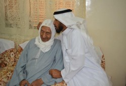 سعودي يلتقي معلمه المصري بعد 41 عاما من البحث عنه (شاهد)