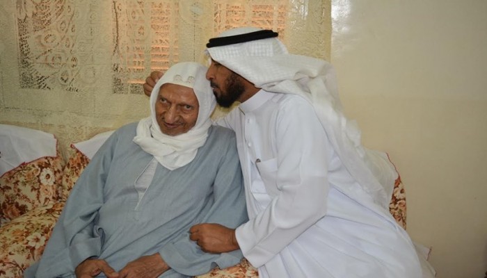 سعودي يلتقي معلمه المصري بعد 41 عاما من البحث عنه (شاهد)