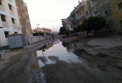 الشرقية : مياه المجاري تُغرق الشوارع وتحاصر البيوت والمدارس بقرية العباسة