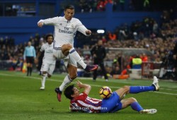 هاتريك رونالدو يقود الريال لسحق جاره اللدود أتليتكو في عقر داره (فيديو)