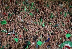 جمهور أردني يرد على إسرائيل ويرفع الأذان بالملعب (فيديو)