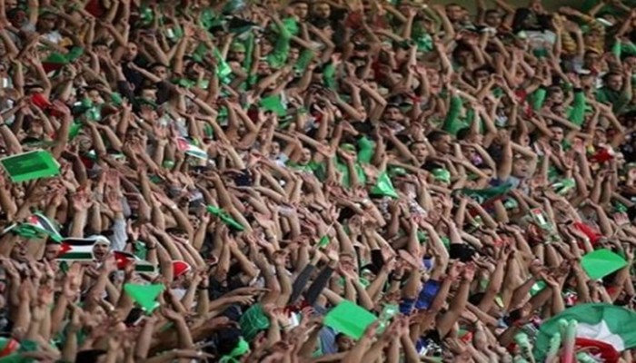 جمهور أردني يرد على إسرائيل ويرفع الأذان بالملعب (فيديو)