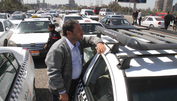"بركة الانقلاب".. بنديرة التاكسي الأبيض 7 جنيهات والكيلومتر بـ2