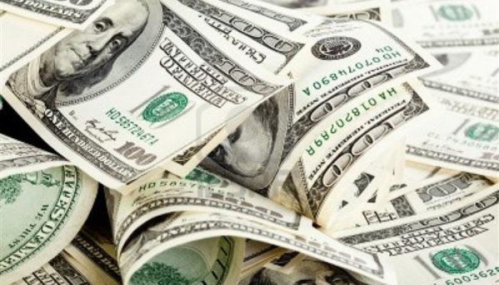 الدولار يلامس 18 جنيها في البنوك