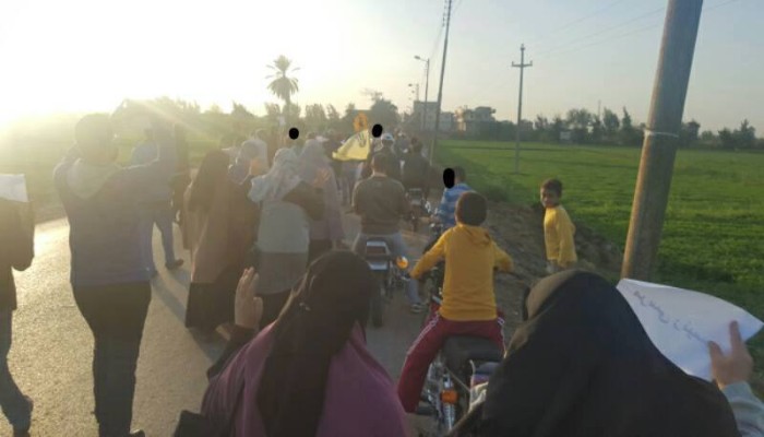 كفر الشيخ : سلسلة بشرية تتحول لمسيرة ضمن فعاليات " ارحلوا "