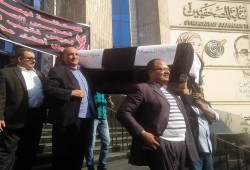 مشاركة واسعة في عمومية النقابة.. والصحفيون يرفعون نعشا لحرية الصحافة