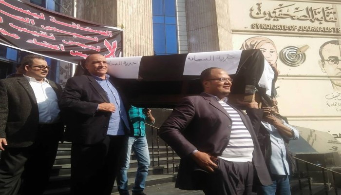 مشاركة واسعة في عمومية النقابة.. والصحفيون يرفعون نعشا لحرية الصحافة