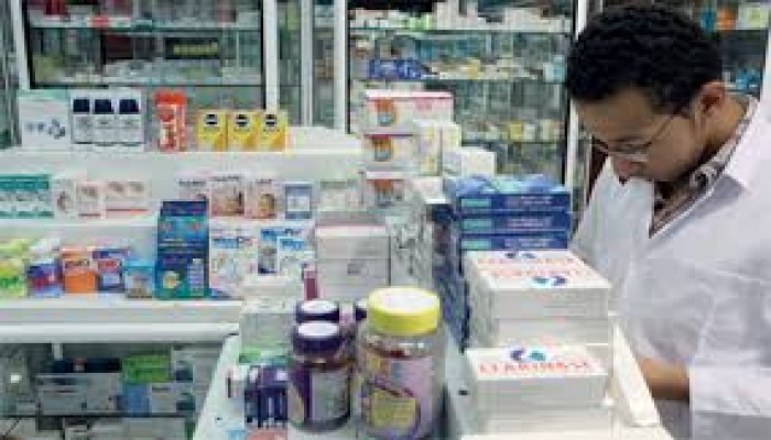 رويترز: "تعويم" الجنيه.. يخلق سوقا سوداء للدواء وأوضاعا "كارثية" للمرضى