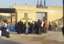 أهالي "معتقلي العقرب" يحتجون على منع الزيارات