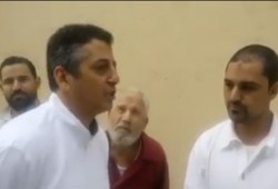 مصر في عهد الانقلاب.. مدير مصنع مصري يهين عمّاله بسبب صلاتهم أثناء العمل (فيديو)