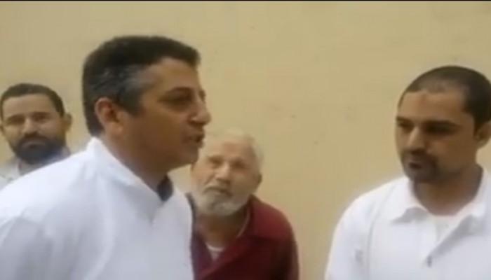 مصر في عهد الانقلاب.. مدير مصنع مصري يهين عمّاله بسبب صلاتهم أثناء العمل (فيديو)