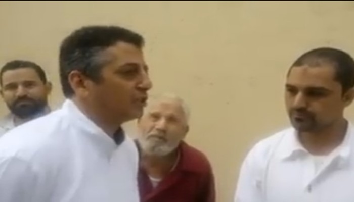 مصر في عهد الانقلاب.. مدير مصنع مصري يهين عمّاله بسبب صلاتهم أثناء العمل (فيديو)
