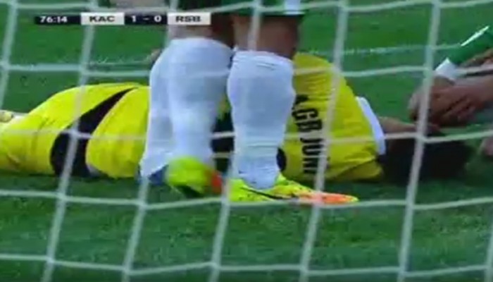 ركلة جزاء كادت تتسبب في مقتل حارس بالدوري المغربي (فيديو)