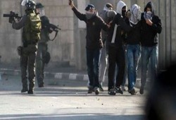 96 مستوطنًا يقتحمون الأقصى.. واعتقالات بالضفة