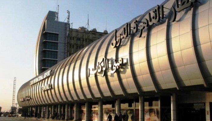 اصطدام سيارة بطائرة تركية في مطار القاهرة