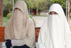 هولندا تحظر النقاب رسميا