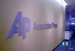 أسوشيتد برس: المصريون يعيشون أيامًا سوداء بعد تعويم الجنيه