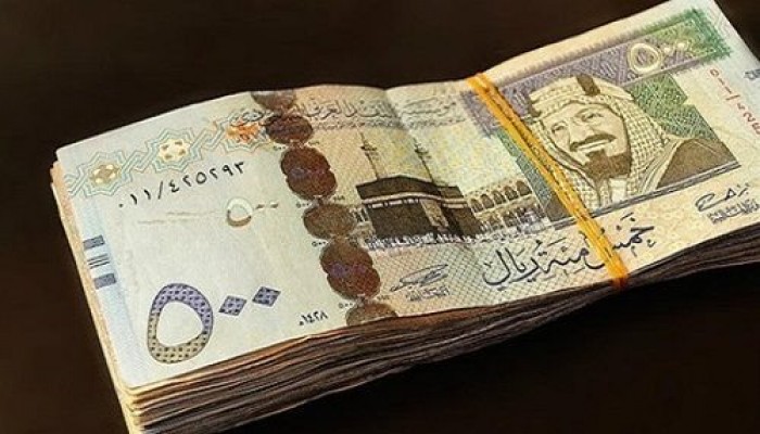 الريال السعودي يقترب من 5 جنيهات قبل "عمرة المولد"