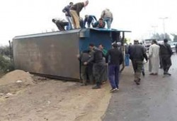 بالصور .. انقلاب لورى شرطة به 8 من رافضي الانقلاب طريق «طنطا- المحلة»