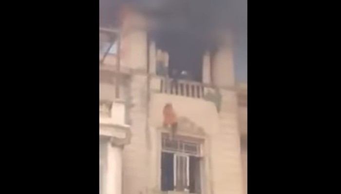 سقطت من ارتفاع 5 طوابق : الإطفاء يتسبب في مقتل سيدة أثناء إنقاذها من حريق بالقاهرة (فيديو)