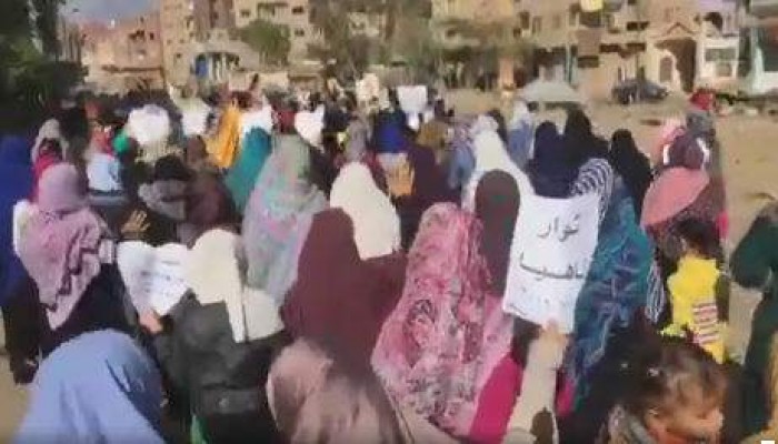 ثوار الجيزة يرفعون الكروت الحمراء للسيسى ونظامه الانقلابي