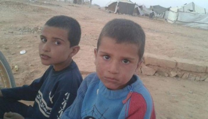 اللاجئون بمخيم الرقبان يحرقون القمامة طلبا للدفء