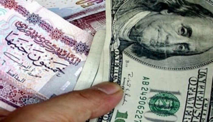 الدولار يكسر حاجز الـ18.30 جنيهًا.. والريال يواصل الصعود