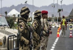 كتائب السيسي الإلكترونية تُخيّر المصريين: تعيش فقير أم لاجئ في بلد تانية؟