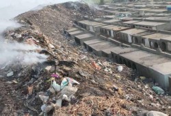 جبل من القمامة بمدينة دكرنس بالدقهلية ينذر بكارثة بيئية تهدد الأحياء وتنتهك حرمات الأموات