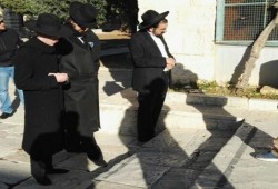 بالصور .. عشرات المستوطنين يقتحمون المسجد الأقصى تحت حراسة شرطة الاحتلال