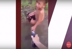 فيديو مفجع.. بوذي يعذب طفلا مسلما بالكهرباء