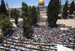 الآلاف يؤدون صلاة الجمعة في المسجد الأقصى