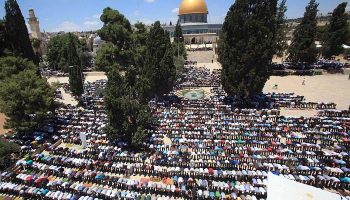 الآلاف يؤدون صلاة الجمعة في المسجد الأقصى