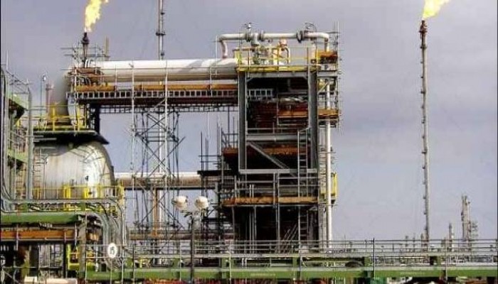 انفجار خط وقود بالمنيا.. وتدافع المواطنين للحصول على السولار المتسرب