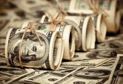 الدولار يواصل الارتفاع في البنوك