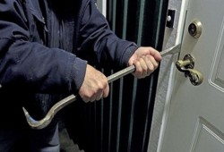 مجهولون يسرقون 3 محال تجارية بقنا