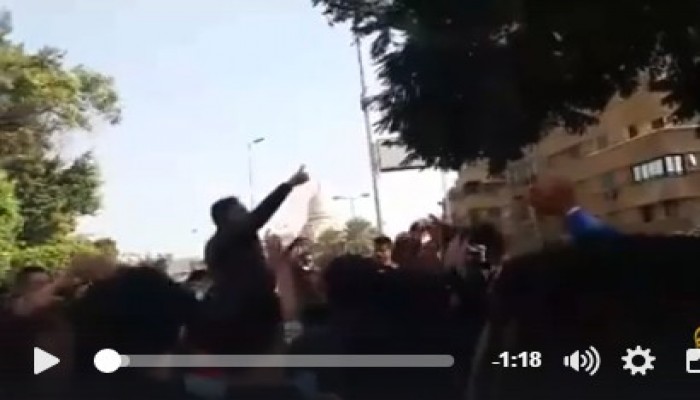 وصفوه بـ"الكلب" .. المسيحيون أمام "الكتدرائية" يطردون وزير الداخلية (فيديو)