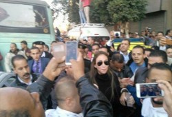 مسيحييون يعتدون بالضرب على أحمد موسى وريهام سعيد في محيط الكاتدرائية (فيديو)