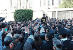 متظاهرون من أمام الكاتدرائية: يا أبو دبورة ونسر وكاب..انتوا اللي بدعتوا الإرهاب (فيديو)