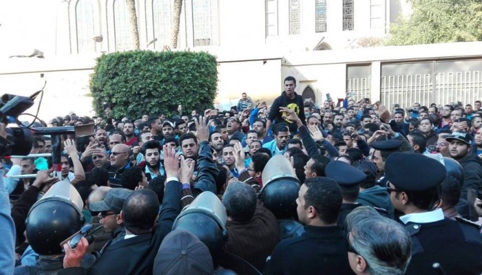 متظاهرون من أمام الكاتدرائية: يا أبو دبورة ونسر وكاب..انتوا اللي بدعتوا الإرهاب (فيديو)