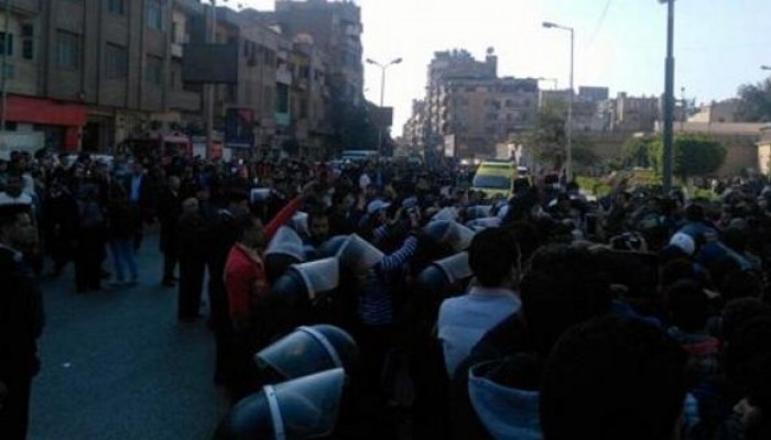 الأمن يمنع متظاهرين من الدخول إلى الكاتدرائية.. ووقوع مناوشات بين الجانبين